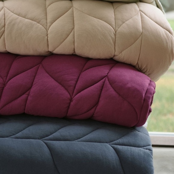 Anthropologie Soft cable Knit Pillow Cover in Cream - Picture 11 of 13